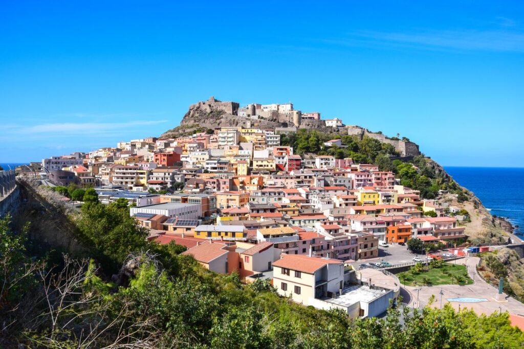 Panorama van Castelsardo met het kasteel hoog op de heuvel