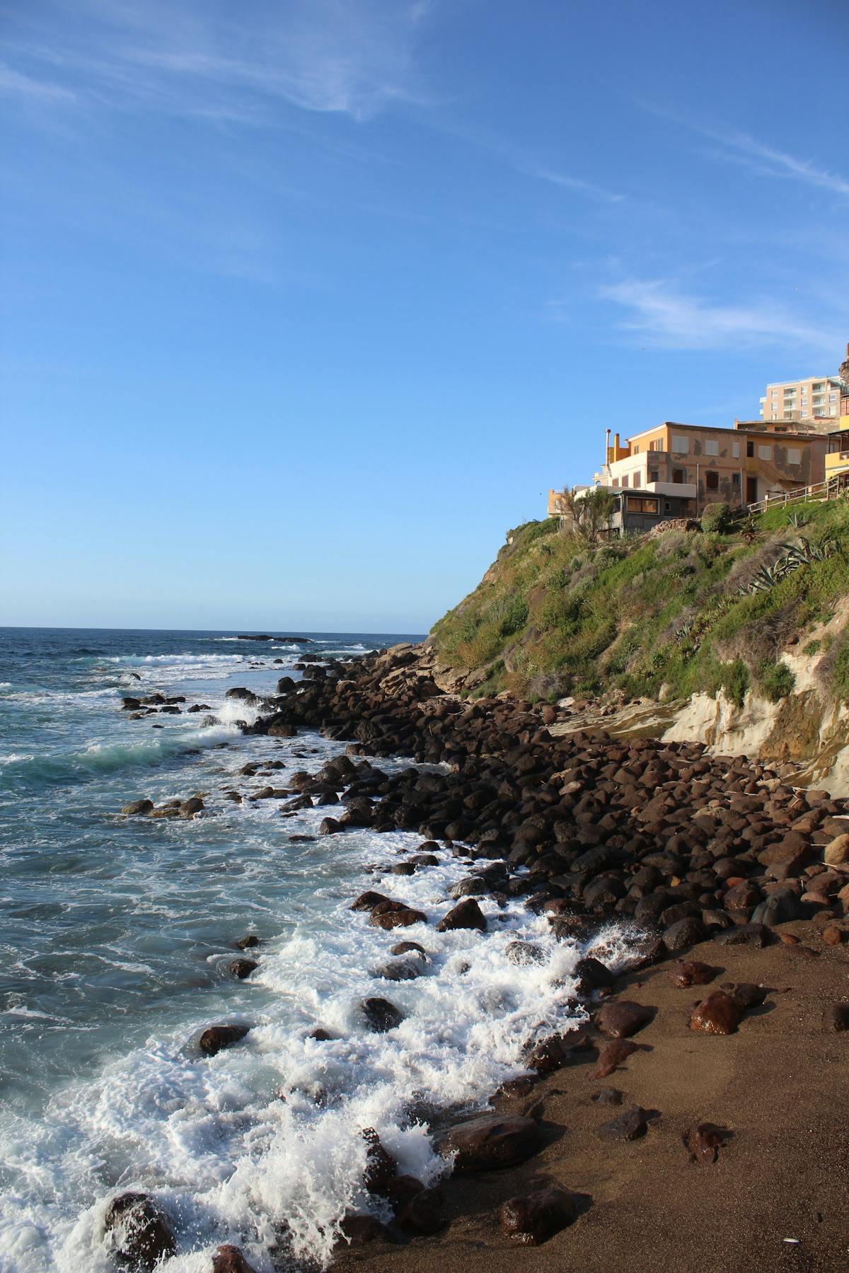 Rotskust en azuurblauwe zee bij Castelsardo