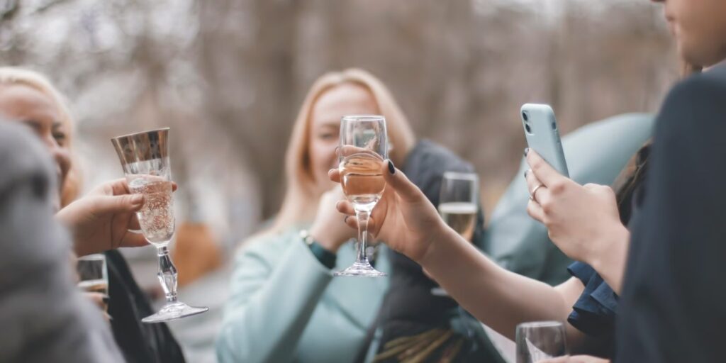 Vrienden proosten met glazen tijdens een feestje buiten