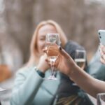 Vrienden proosten met glazen tijdens een feestje buiten